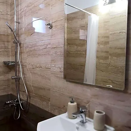 Spartacus House Hotel *