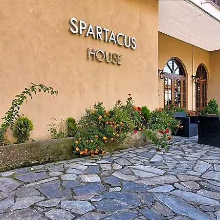 Hotel Spartacus House *